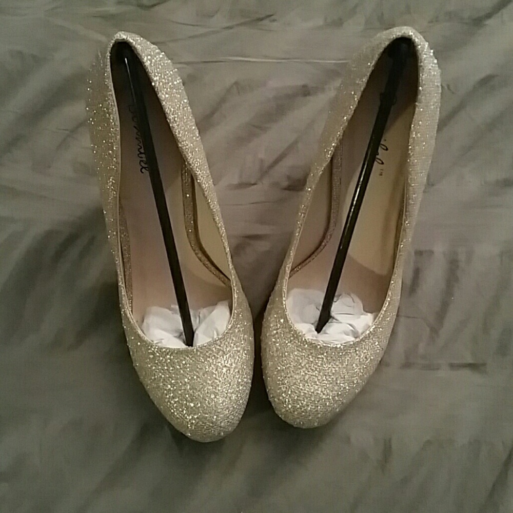 Champagne glitter pump
